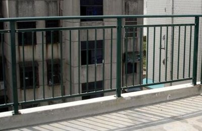 貴州鋅鋼陽臺護(hù)欄廠家在房屋建筑工程中的關(guān)鍵作用